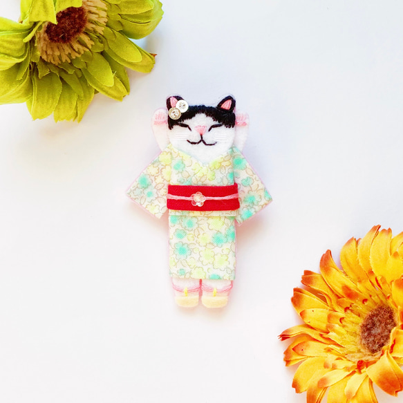 一点物【おめかしおねむねこミニブローチ】ハチワレちゃん（猫 