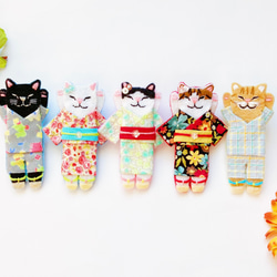 一点物【おめかしおねむねこミニブローチ】ハチワレちゃん（猫・フェルト・刺繍・浴衣・着物・グリーン・花柄・夏秋） 4枚目の画像