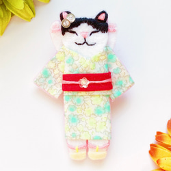 一点物【おめかしおねむねこミニブローチ】ハチワレちゃん（猫・フェルト・刺繍・浴衣・着物・グリーン・花柄・夏秋） 2枚目の画像