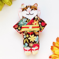 一点物【おめかしおねむねこミニブローチ】キジシロちゃん（猫・フェルト・刺繍・浴衣・着物・カラフル・花柄・夏秋） 2枚目の画像