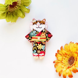 一点物【おめかしおねむねこミニブローチ】キジシロちゃん（猫・フェルト・刺繍・浴衣・着物・カラフル・花柄・夏秋） 1枚目の画像