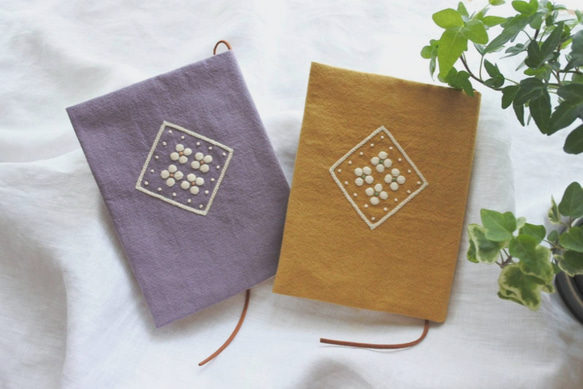 アンティークな花模様　刺繍　文庫本　ブックカバー　ふじ色 7枚目の画像