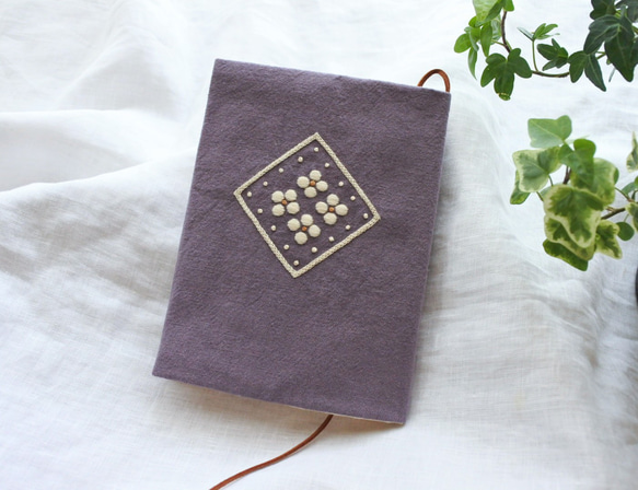 アンティークな花模様　刺繍　文庫本　ブックカバー　ふじ色 5枚目の画像