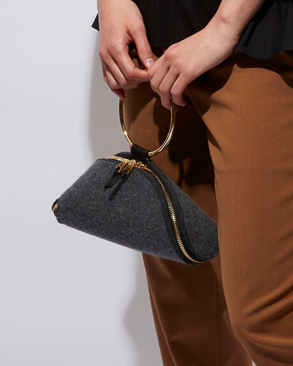 wmg. Thick felt small clutch bag / gray 3枚目の画像