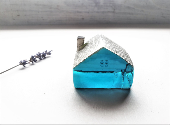 ガラスの家　置物　ブルー クリア　銀彩屋根 4枚目の画像