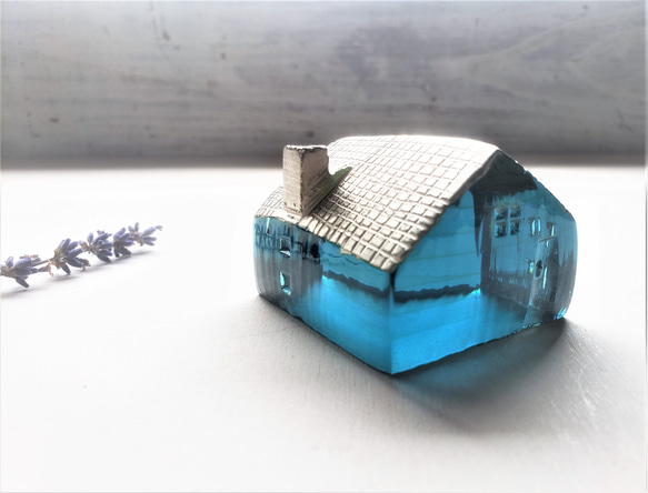 ガラスの家　置物　ブルー クリア　銀彩屋根 3枚目の画像