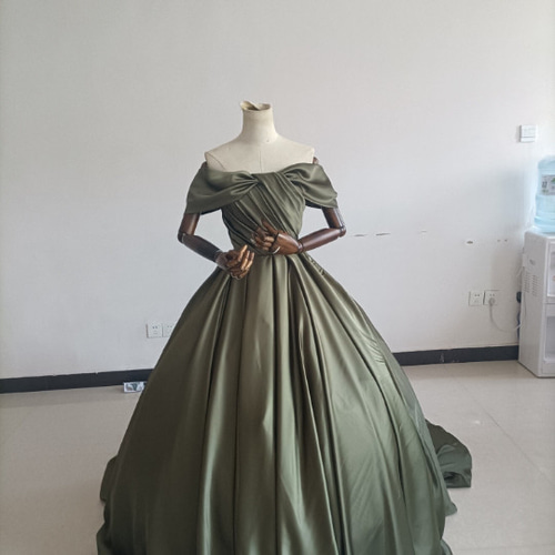 オリーブグリーン（カーキ）カラードレス 深めな緑 光沢サテン