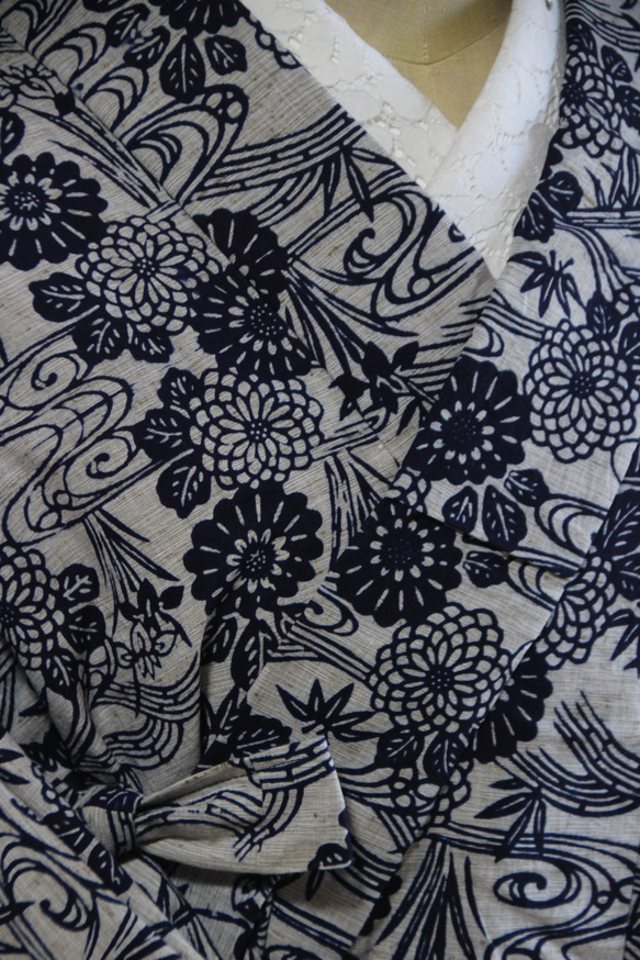 ◇かんたん着物◇手染め藍　型染浴衣　グレー地　流水に菖蒲花々が美しく流れる　袖長め　トールサイズ　裄68ｃｍ　木綿 6枚目の画像