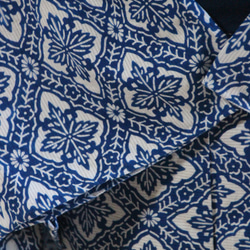 手染め藍 型染浴衣　綿絽　青紺　雰囲気があるオリエンタルなアラベスク柄　お袖長め　トールサイズ裄67ｃｍ　木綿 5枚目の画像