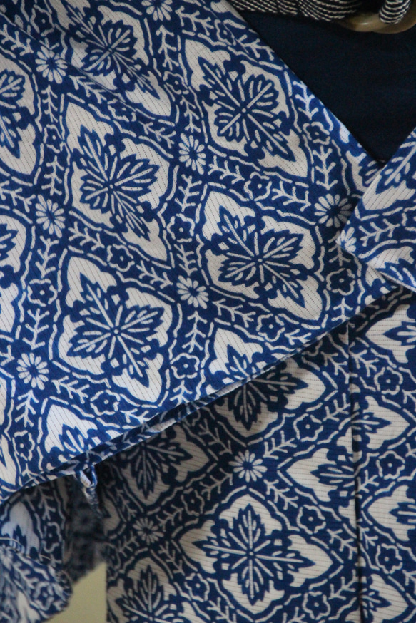 手染め藍 型染浴衣　綿絽　青紺　雰囲気があるオリエンタルなアラベスク柄　お袖長め　トールサイズ裄67ｃｍ　木綿 5枚目の画像