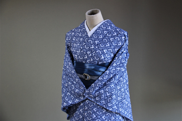 手染め藍 型染浴衣　綿絽　青紺　雰囲気があるオリエンタルなアラベスク柄　お袖長め　トールサイズ裄67ｃｍ　木綿 1枚目の画像