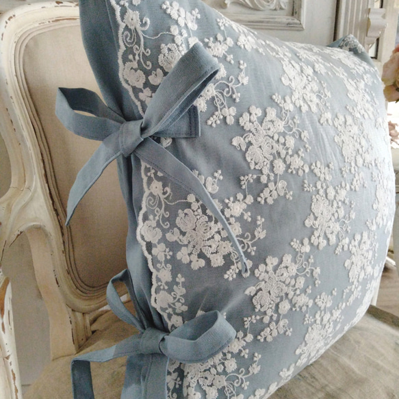 【送料無料】チュールレース 花刺繍 リボンクッションカバー リネン フレンチインテリア(ブルー) 2枚目の画像