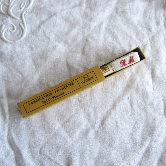 フランスアンティーク刺繍イニシャルRMテープ未使用2本 1枚目の画像