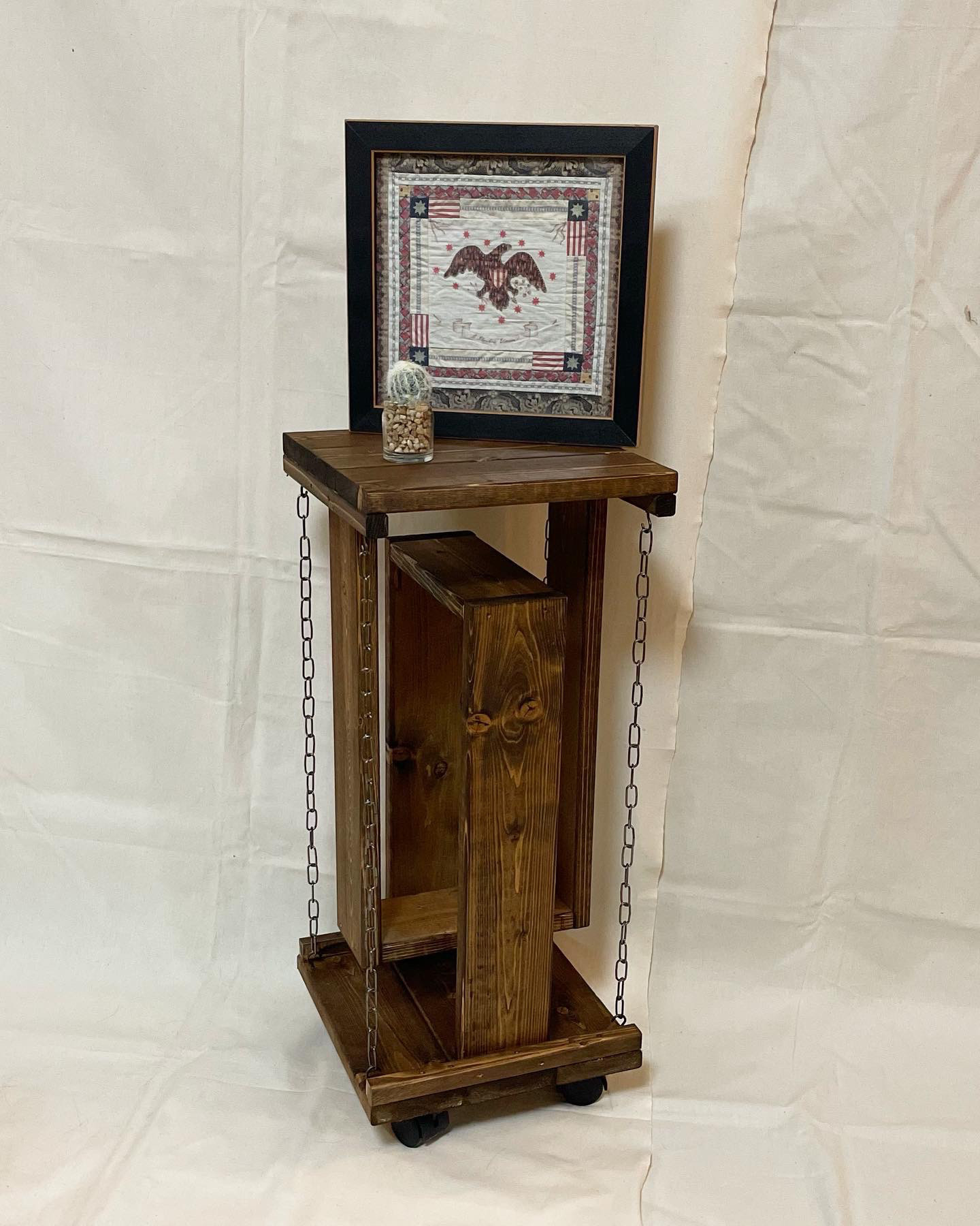 まるで宙に浮いているようなサイドテーブル