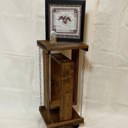 まるで宙に浮いているようなサイドテーブル サイドテーブル Takaaki