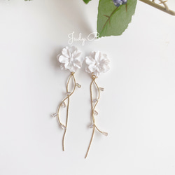 w085 white snow フラワー 花　ビジュー　ストーン　ピアス　/ イヤリング　ウェディング　結婚式　成人式　 4枚目の画像