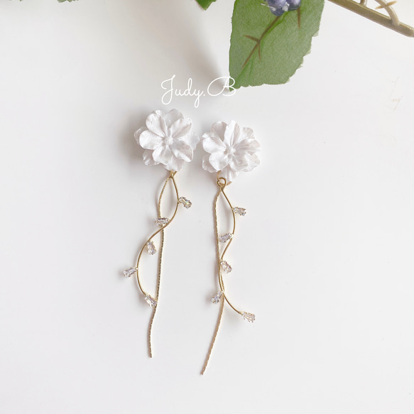 w085 white snow フラワー 花　ビジュー　ストーン　ピアス　/ イヤリング　ウェディング　結婚式　成人式　 4枚目の画像