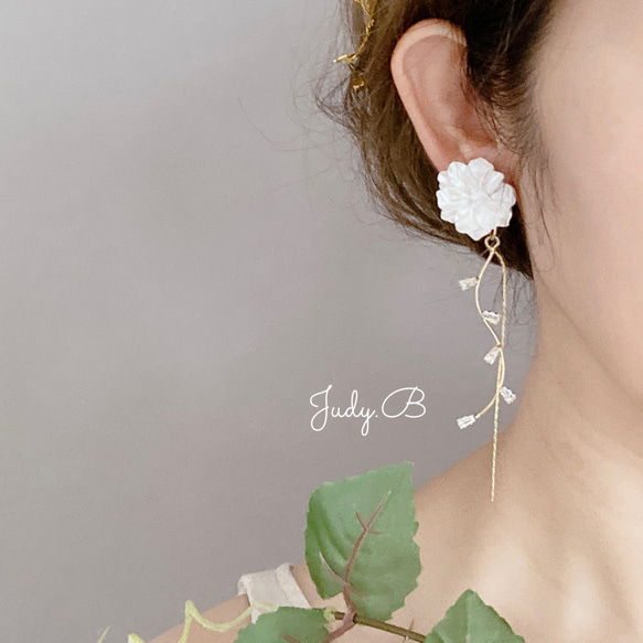 w085 white snow フラワー 花　ビジュー　ストーン　ピアス　/ イヤリング　ウェディング　結婚式　成人式　 3枚目の画像