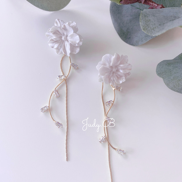 w085 white snow フラワー 花　ビジュー　ストーン　ピアス　/ イヤリング　ウェディング　結婚式　成人式　 2枚目の画像