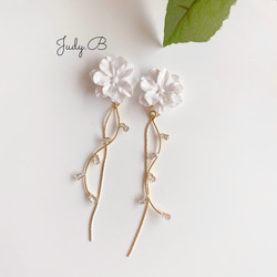 w085 white snow フラワー 花　ビジュー　ストーン　ピアス　/ イヤリング　ウェディング　結婚式　成人式　 5枚目の画像