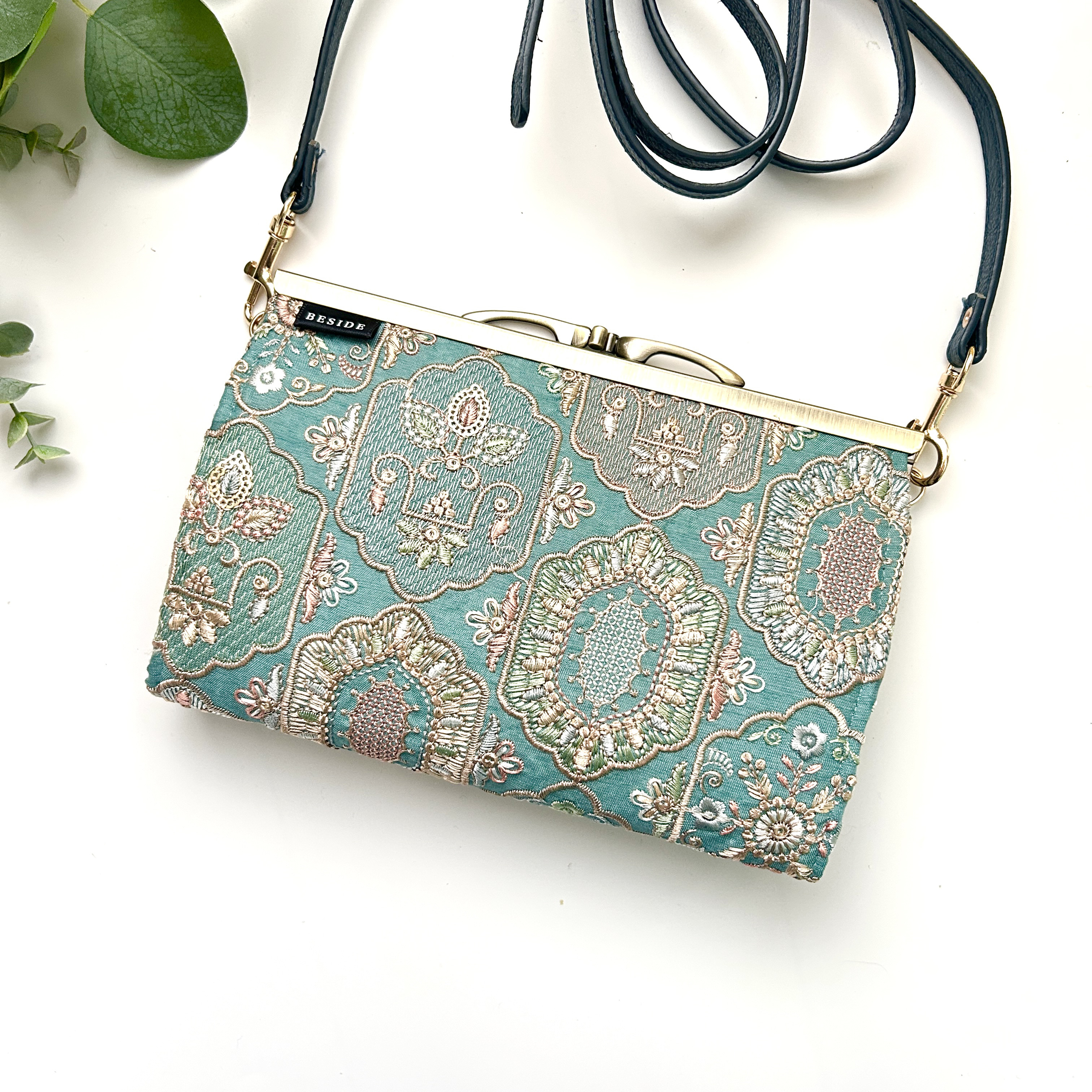 魅惑のターコイズ　インド刺繍の上品スマホショルダーウォレット