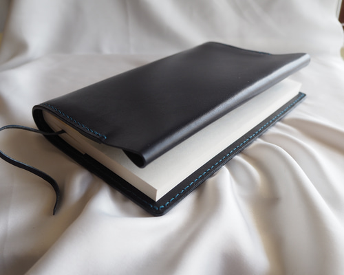 本革　イタリアンレザー（ブルガロ　ネイビー）の新書判サイズブックカバー da976289264042e4d6794560e857e7
