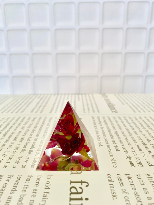 きらめくクリスタルハーバリウム〜led rose〜pyramid type 3枚目の画像