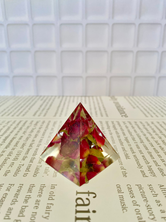 きらめくクリスタルハーバリウム〜led rose〜pyramid type 2枚目の画像