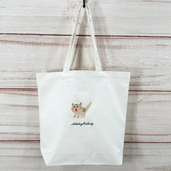 【送料無料】驚き猫の刺繍 zip式外側ポケット付きキャンバスコットントートバッグ＜ホワイト＞ 1枚目の画像