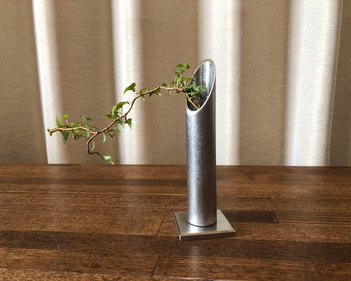 ダークグレーの抽象花器、一輪挿し ダークグレーの抽象花器、一輪挿し - メルカリ