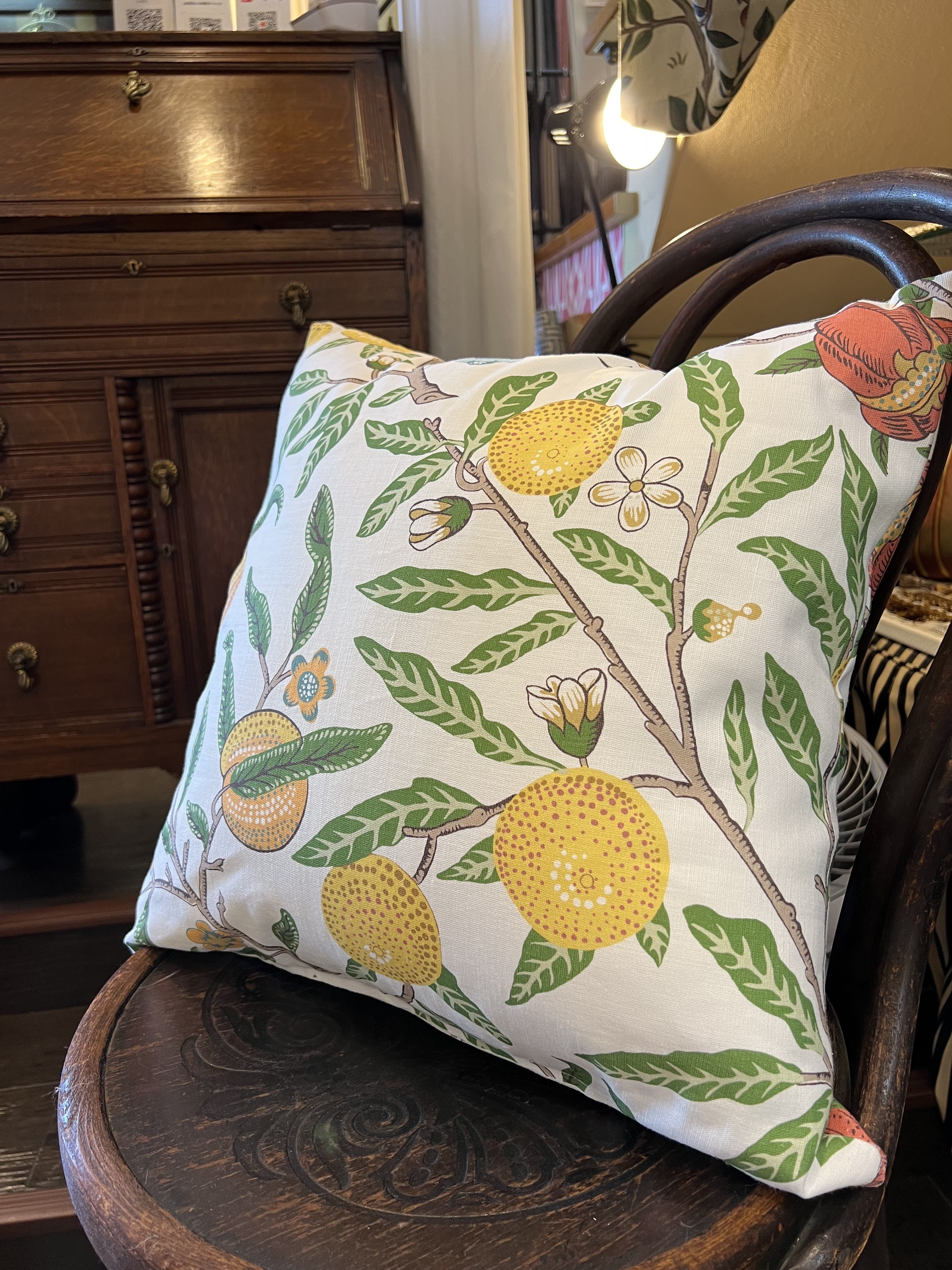 ウィリアムモリス クッションカバー イチゴドロボウ ブラウン 鳥