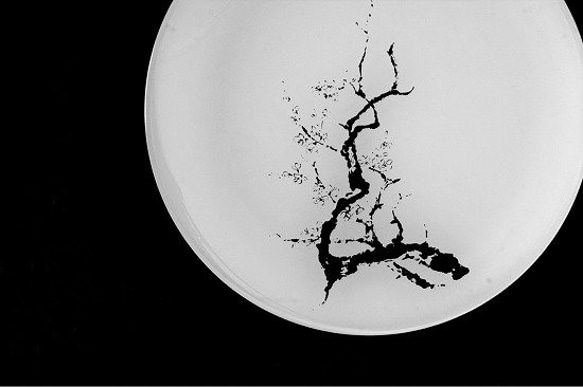 漆ガラス食器　フラットプレート丸28ｃｍ/純白【レーザー沈金蒔絵・墨桜】 2枚目の画像
