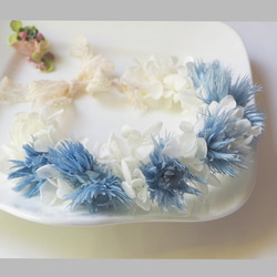 ペット用アクセサリー　青のシルバーデイジーの花かんむり 3枚目の画像