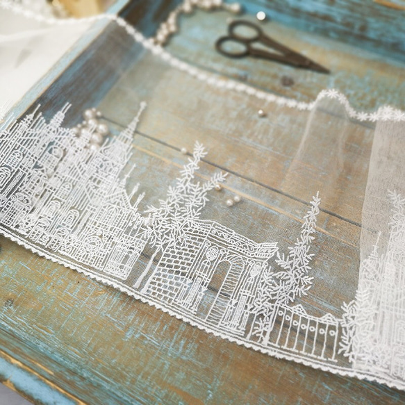 チュールレースブレード 刺繍 ヨーロッパの城の柄 エンブロイダリー モチーフ レース生地布90cm単位 幅約15cm 1枚目の画像