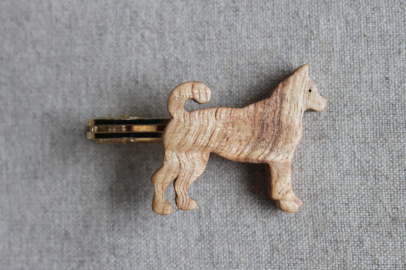 日本犬木製ネクタイピン 2枚目の画像