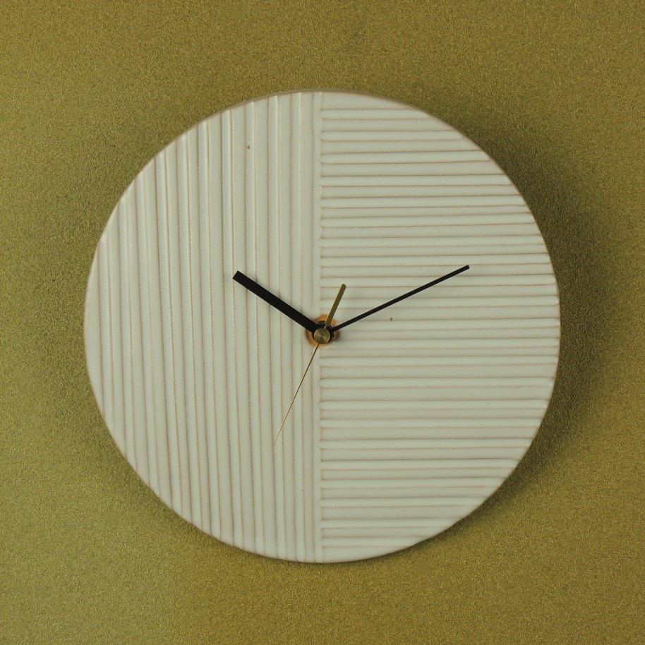 壁掛け時計（白・ストライプ）