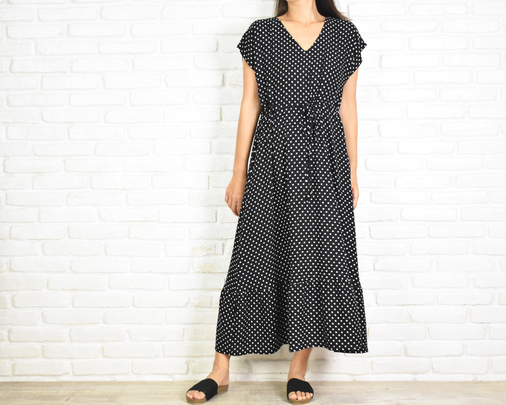 お安く　セルフォード　新品　黒 ドット柄 フリル袖 Vネック ロングワンピース 再販【大きいサイズ】クラシカルなドット柄Vネックワンピース