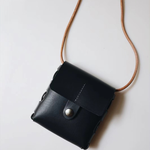 本革 フラットミニショルダー レザーバッグ サコッシュ レザー