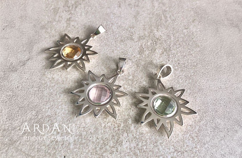 マタハリ（太陽）天然石シルバーペンダントトップ（大） / ローズクオーツ・グリーン