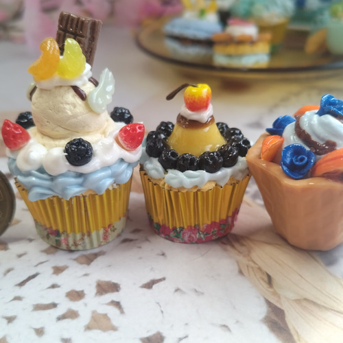 【ミッチー様】フェイクスイーツデコ★青い薔薇咲く♪スカイブルースターケーキ★雑貨 花束のケーキ、ご注文いただきました✨🌸 ブルーのお色が好きだ