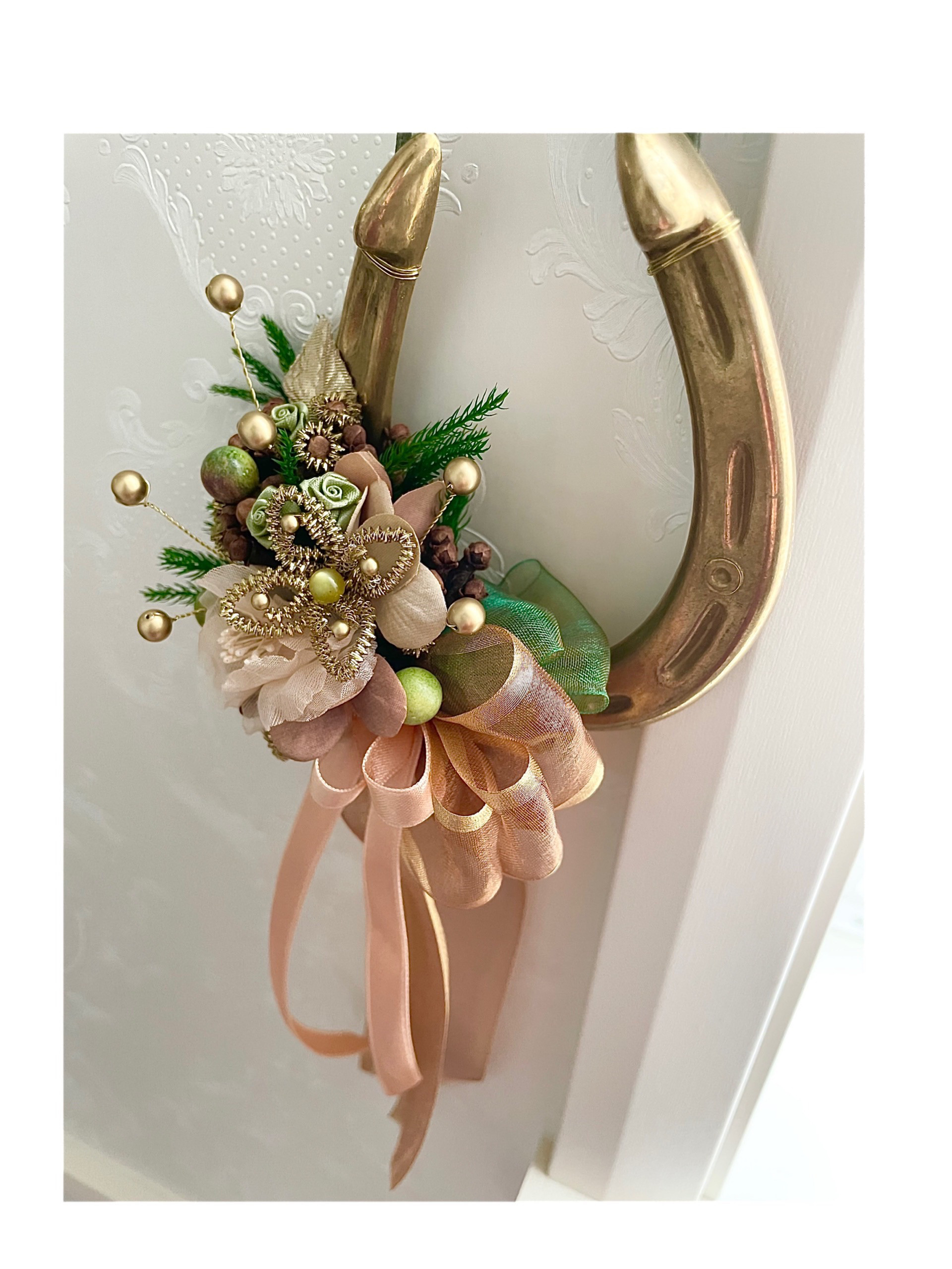 再販《受注制作》ヨーロッパの幸運のお守り〜キラリと輝く真鍮の馬蹄型(ホーフアイゼン)飾り　②サーモンピンク