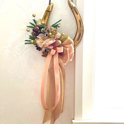 《受注制作》ヨーロッパの幸運のお守り〜キラリと輝く真鍮の馬蹄型(ホーフアイゼン)飾り　②サーモンピンク 3枚目の画像