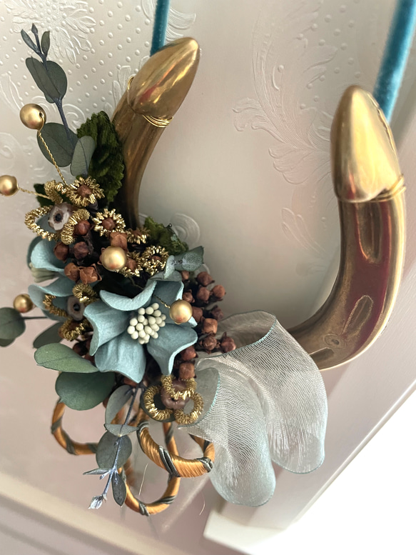《受注制作》ヨーロッパの幸運のお守り〜キラリと輝く真鍮の馬蹄型(ホーフアイゼン)飾り　③ブルーグレー 3枚目の画像