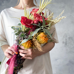 エアプランツと赤い薔薇のウェディングクラッチブーケ | 造花の花束 スワッグ 3枚目の画像