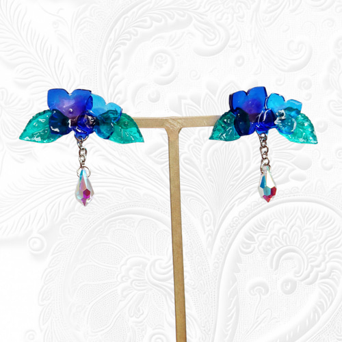 青紫色の紫陽花と雨粒がゆらゆら揺れる耳飾り ピアス・イヤリング（UV