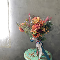 バラとひまわりとシルバーグリーンミックスのウェディングクラッチブーケ | 造花の花束 スワッグ プレゼントブーケ 2枚目の画像