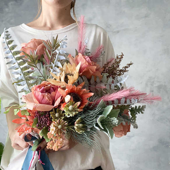 バラとひまわりとシルバーグリーンミックスのウェディングクラッチブーケ | 造花の花束 スワッグ プレゼントブーケ 7枚目の画像