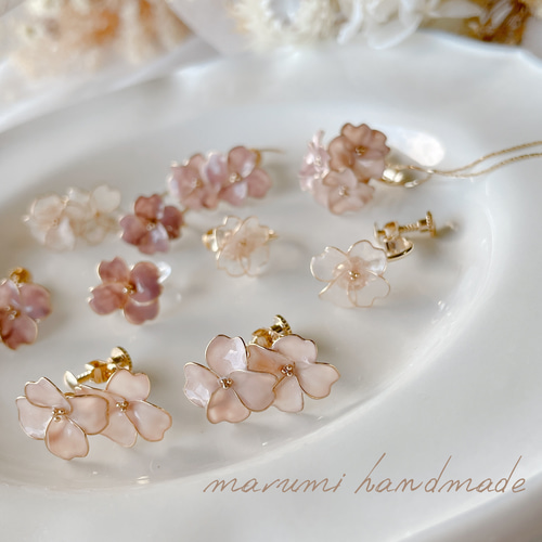 2024最新のスタイル 再販】桜ハンドメイド2024 サクラ色 花びら 2wayピアス イヤリング・ノンホールピアス