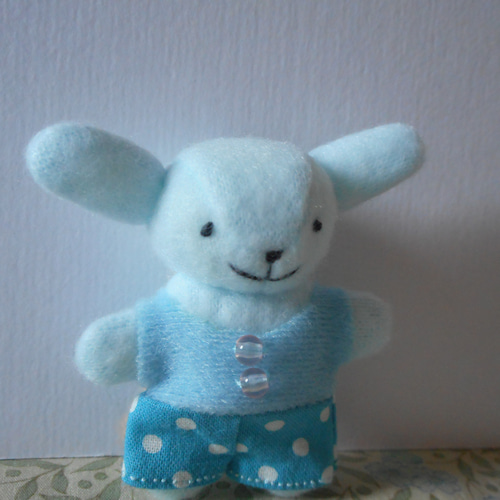 水色ウサギのキーホルダー(ズボンの洋服付き) ぬいぐるみ kabebe 通販