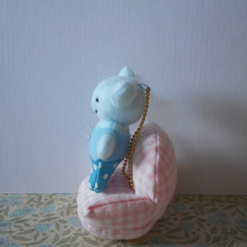 水色リボン付きぬいぐるみキーホルダー 水色ウサギのキーホルダー(ズボンの洋服付き) ぬいぐるみ kabebe